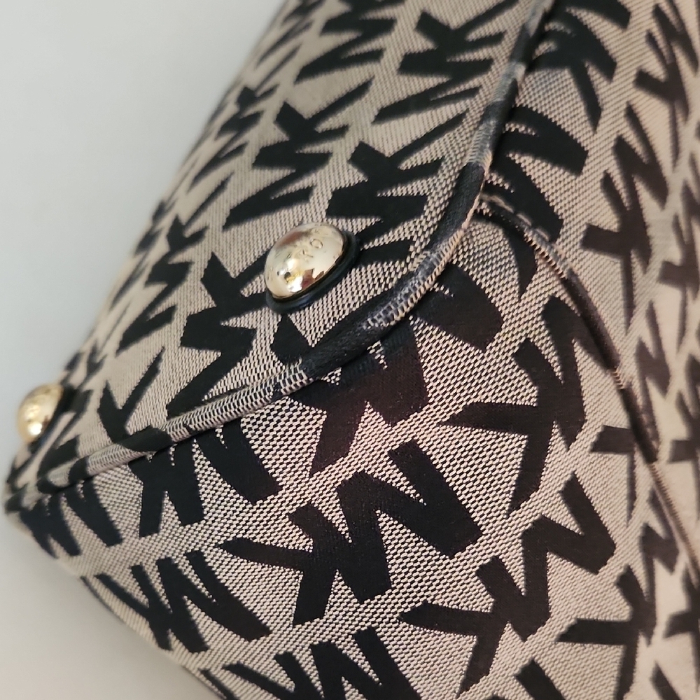 Michael Kors Signature Black and Tan Tote - Picture 7 of 14